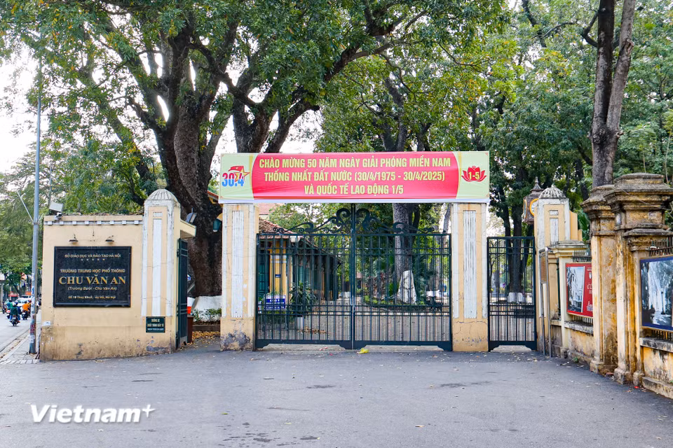 Không khí hân hoan chào mừng ngày lễ còn lan tỏa tại các trường học. (Ảnh: Minh Hiếu/Vietnam+)