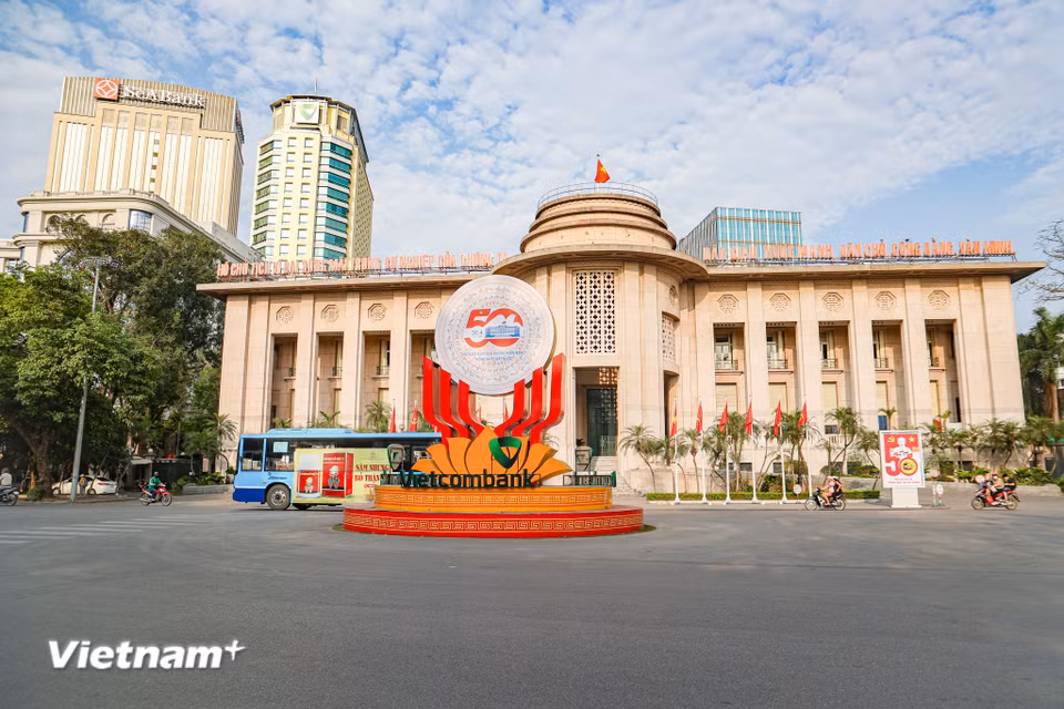 Tấm pano khổ lớn hướng tới kỷ niệm 50 năm Giải phóng miền Nam thống nhất đất nước đặt tại ngã tư trước Ngân hàng Nhà nước Việt Nam. (Ảnh: Minh Hiếu/Vietnam+)