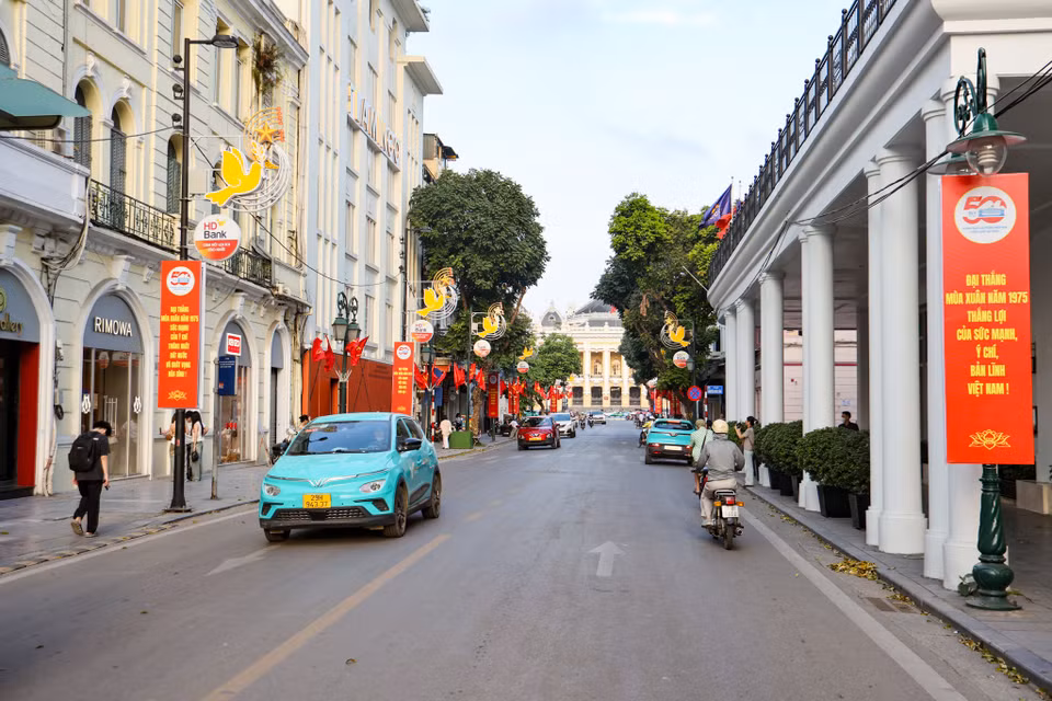 Dọc tuyến phố Tràng Tiền (quận Hoàn Kiếm) trang trí băng rôn đỏ rực rỡ chào mừng ngày lễ lớn. (Ảnh: PV/Vietnam+)