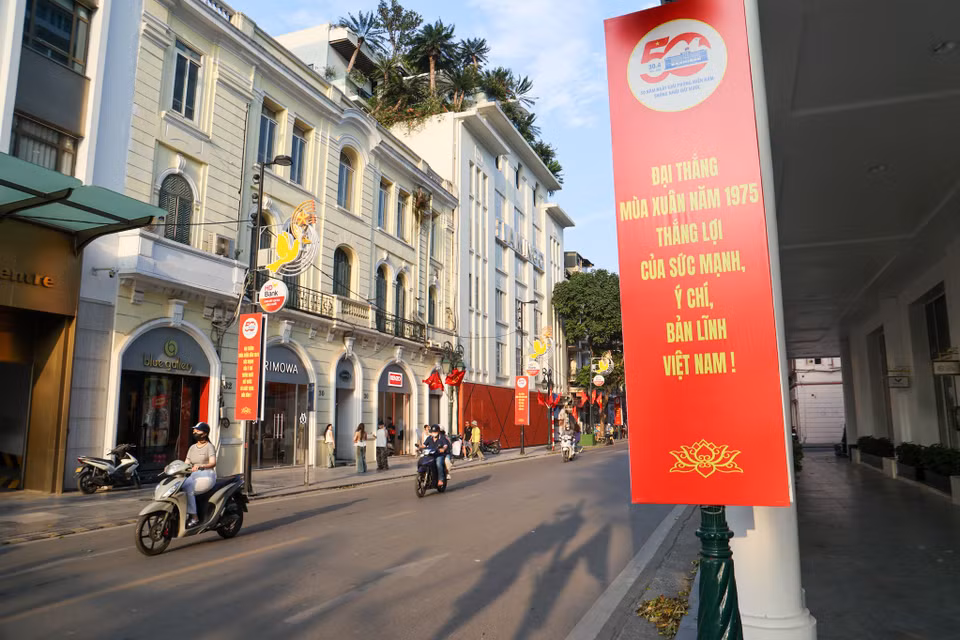 Hướng tới kỷ niệm 50 năm ngày Giải phóng miền Nam thống nhất đất nước (30/4/1975-30/4/2025) nhiều tuyến phố của Thủ đô Hà Nội đã trang hoàng rực rỡ băng rôn, khẩu hiệu, pano, áp phích khổ lớn. (Ảnh: Minh Hiếu/Vietnam+)