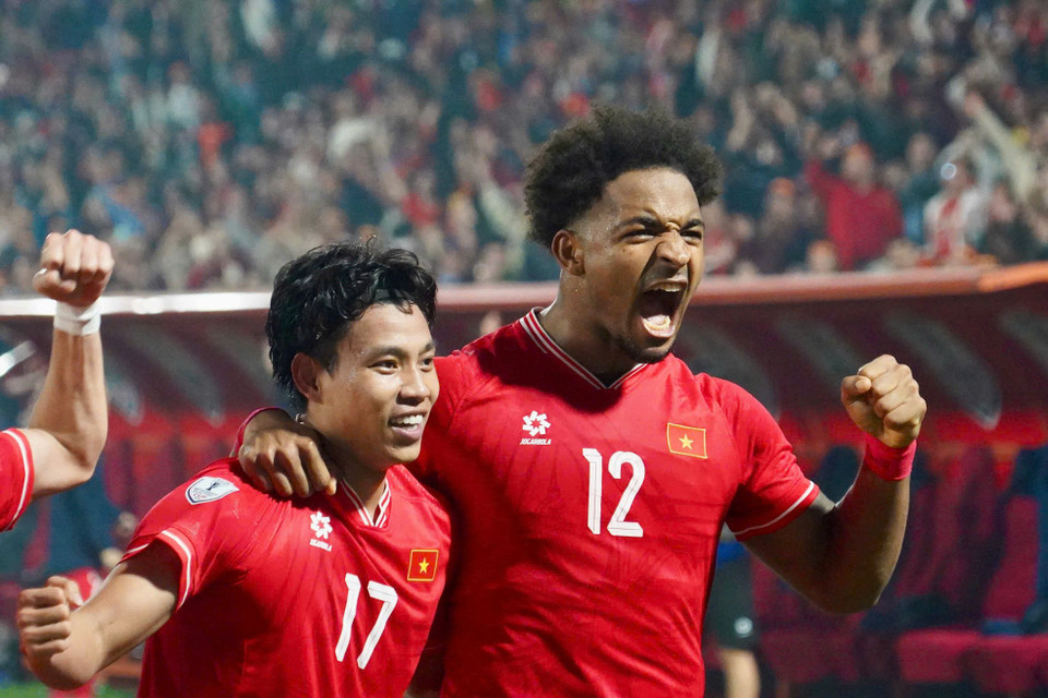 Màn ăn mừng cuồng nhiệt của tiền đạo mang áo số 12 cùng đồng đội. (Ảnh: Việt Anh/Vietnam+)