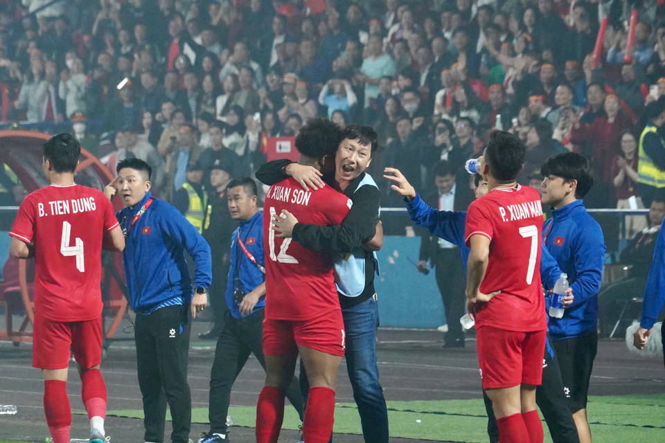 Niềm vui của huấn luyện viên Kim Sang-sik. (Ảnh: Việt Anh/Vietnam+)