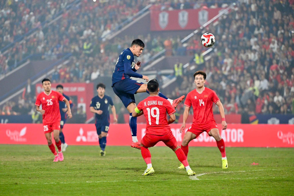 Aukkee bật cao đánh đầu ghi bàn thắng rút ngắn tỷ số 1-2 cho Thái Lan. (Ảnh: FA Thailand)