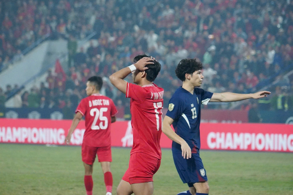 Văn Thanh ôm đầu tiếc nuối sau khi bỏ lỡ cơ hội. (Ảnh: Việt Anh/Vietnam+)