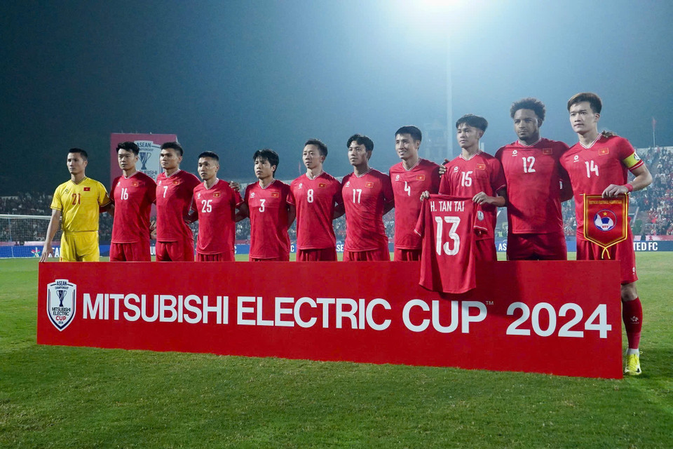 Toàn đội động viên Hồ Tấn Tài - cầu thủ dính chấn thương trong trận bán kết lượt về. (Ảnh: Việt Anh/Vietnam+)