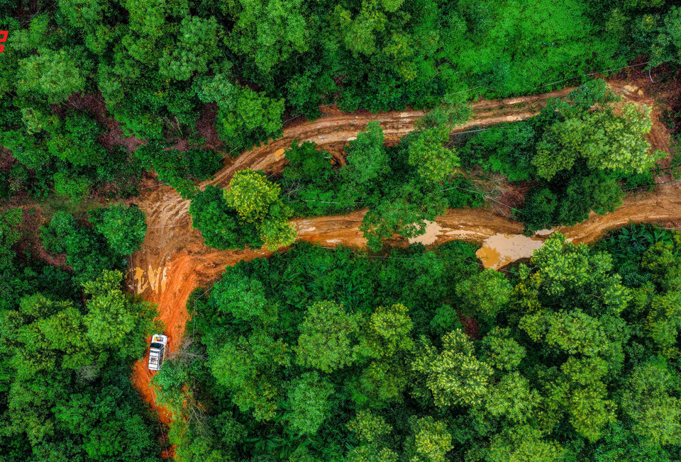 Điểm nhấn được chờ đợi nhất của giải là phần thi Adventure – đường đua đêm, nơi các đội 3-5 xe phối hợp vượt địa hình phức tạp trong điều kiện ánh sáng hạn chế, đòi hỏi sự kết hợp chiến thuật, định hướng và đồng đội cao. (Ảnh: PV/Vietnam+)