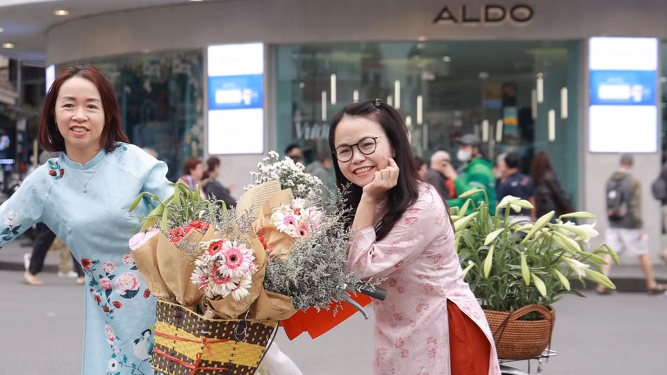 Chị Nguyễn Thị Hường, quận Tây Hồ, Hà Nội tranh thủ giờ tan tầm cùng bạn bè đến trước tòa nhà "Hàm cá mập" để lưu lại những bức hình trong tiết trời đẹp. Chị cho biết bản thân là người dân Thủ đô, có rất nhiều kỷ niệm với toà nhà này vì vậy khi phá dỡ đi khá đáng tiếc. Tuy nhiên, chị cũng đồng tình với việc "hy sinh" những lợi ích nhỏ để mở rộng không gian công cộng cho Hồ Hoàn Kiếm. (Ảnh: Minh Hiếu/Vietnam+)