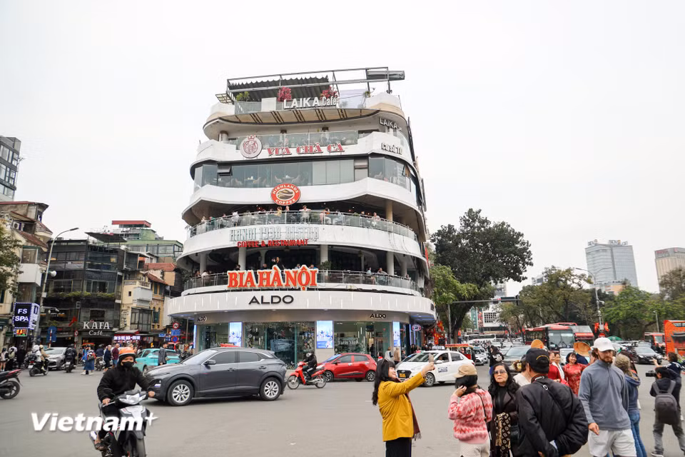 Như đã thông tin từ trước, để mở rộng không gian, Uỷ ban Nhân dân quận Hoàn Kiếm sẽ phá dỡ công trình tòa nhà "Hàm cá mập", di chuyển các công trình ngầm (nếu có), hoàn trả hạ tầng phù hợp, đồng bộ với cảnh quan khu vực. (Ảnh: Minh Hiếu/Vietnam+)