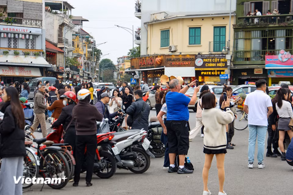 Chiều 18/3, mặc dù là ngày trong tuần nhưng lượng người đổ về khu vực Quảng trường Đông Kinh Nghĩa Thục vô cùng đông đúc. (Ảnh: Minh Hiếu/Vietnam+)