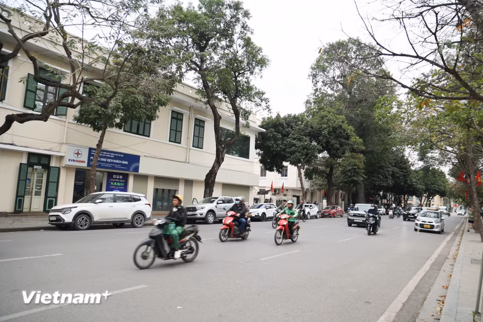 Trong giai đoạn 2, quận Hoàn Kiếm sẽ thực hiện chỉnh trang Quảng trường Đông Kinh Nghĩa Thục và phát triển các không gian ngầm để thực hiện các hoạt động thương mại, dịch vụ, văn hóa. Sau khi hoàn thiện, dự kiến, khu vực phía Đông hồ Gươm và Quảng trường Đông Kinh Nghĩa Thục sẽ có diện mạo mới, với không gian thoáng, rộng, hiện đại; đáp ứng tốt hơn cho việc tổ chức các hoạt động sinh hoạt cộng đồng. (Ảnh: Minh Hiếu/Vietnam+)