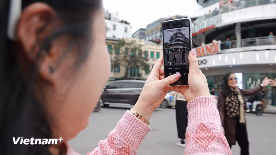 Chị Bảo Anh, quận Hoàn Kiếm cho biết quán càphê trên tầng cao của toà nhà này là điểm tụ tập của chị và bạn bè mỗi dịp hẹn hò. "Bây giờ khi biết được thông tin sắp phá dỡ thì tôi cảm thấy khá đáng tiếc. Từ đây nhìn xuống dưới có thể bao trọn 1 vùng Hồ Hoàn Kiếm, cảnh quan rất đẹp," chị nói. (Ảnh: Minh Hiếu/Vietnam+)