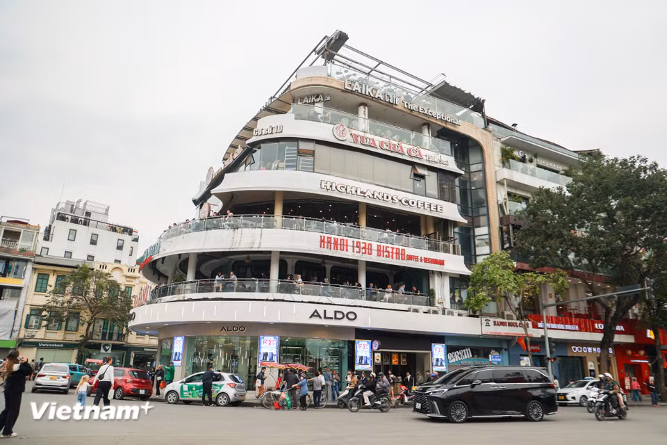 Công trình này được xây dựng từ năm 1990, tòa nhà "Hàm cá mập" nằm trên nền đất của nhà xe điện cũ. Tòa nhà 6 tầng này được đánh giá có vị trí đẹp nhất Thủ đô với mặt trước hướng ra Quảng trường Đông Kinh Nghĩa Thục, mặt trái hướng ra bờ Hồ Hoàn Kiếm. (Ảnh: Minh Hiếu/Vietnam+)