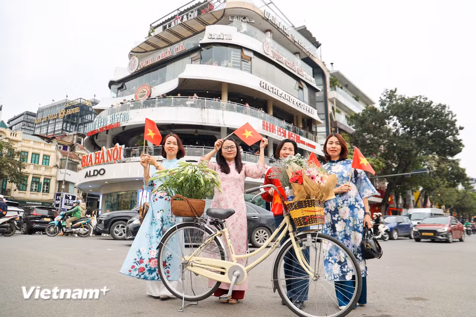 Cùng với việc check-in, chụp những bức ảnh kỷ niệm, một vài người dân cũng bày tỏ sự nuối tiếc khi toà nhà sắp bị phá dỡ. (Ảnh: Minh Hiếu.Vietnam+)