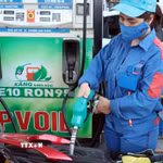 Cửa hàng kinh doanh xăng dầu PVOIL trên phố Thái Thịnh, Hà Nội. (Ảnh: Trần Việt/TTXVN)