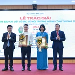 Đại diện Ban giám khảo trao giải A - Cuộc thi Báo chí viết về Bảo vệ Môi trường ngành Công Thương năm 2025. (Ảnh: BCT/Vietnam+)