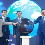 Thủ tướng Phạm Minh Chính và các đại biểu thực hiện nghi thức công bố kết quả xuất nhập khẩu năm 2025. (Ảnh: Dương Giang/TTXVN)