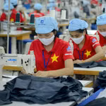 Tình hình lao động trong các doanh nghiệp công nghiệp ghi nhận những chuyển biến tích cực tương ứng với đà phục hồi sản xuất. (Ảnh: Đức Duy/Vietnam+)