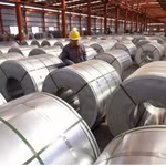 Công nhân kiểm tra các thanh cuộn nhôm tại nhà kho trong khu công nghiệp ở Tân Châu, tỉnh Sơn Đông, Trung Quốc. (Nguồn: REUTERS/TTXVN)