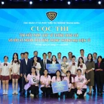 Ban Tổ chức trao các giải thưởng cho các đội thi. (Ảnh: BCT/Vietnam+)