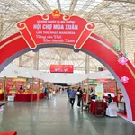 Hàng hóa đang được đưa vào đầy ắp các gian trưng bày, sẵn sàng cho lễ khai mạc vào sáng mai (ngày 2/2). (Ảnh: BCT/Vietnam+)