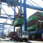 Bốc dỡ hàng hóa trên Cảng Cát Lái (phường Cát Lái) thuộc hệ thống Cảng biển Thành phố Hồ Chí Minh. (Ảnh: Hồng Đạt/TTXVN)