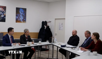 Đại sứ Việt Nam tại Đức Nguyễn Đắc Thành làm việc với đồng Trưởng ban Đối ngoại của Đảng Cánh tả, ông Wulf Gallert. (Ảnh: Thùy Linh/TTXVN)