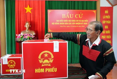 Cử tri bỏ phiếu tại Khu vực bỏ phiếu số 25, xã Hòa Phú, tỉnh Đắk Lắk. (Ảnh: Tuấn Anh/TTXVN)