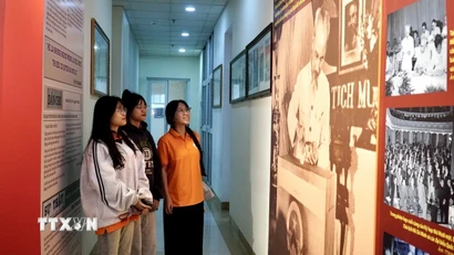 Các đại biểu xem tư liệu về các cuộc bầu cử qua các thời kỳ. (Ảnh: Sỹ Thắng/TTXVN)