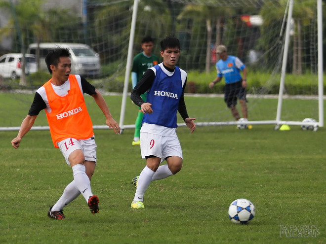 [Photo] Ông Miura quát lớn vì Nguyên Mạnh dám chuyền bóng bổng ảnh 3