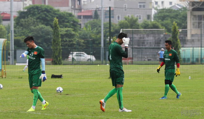 [Photo] Ông Miura quát lớn vì Nguyên Mạnh dám chuyền bóng bổng ảnh 4