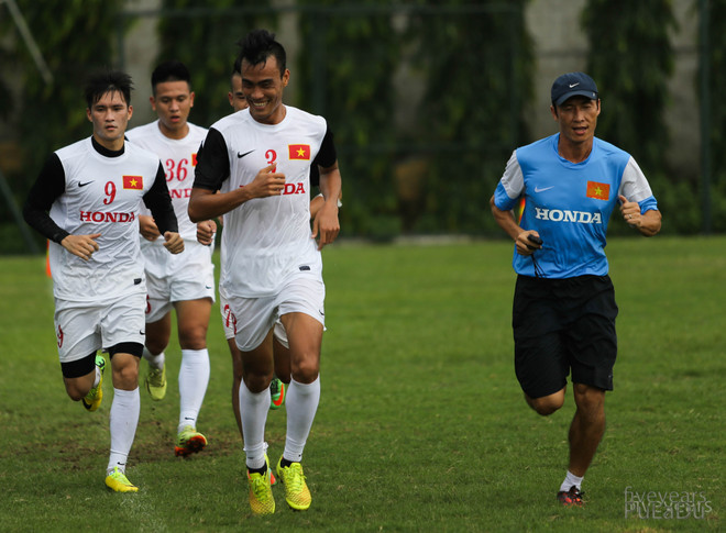 [Photo] Ông Miura quát lớn vì Nguyên Mạnh dám chuyền bóng bổng ảnh 5