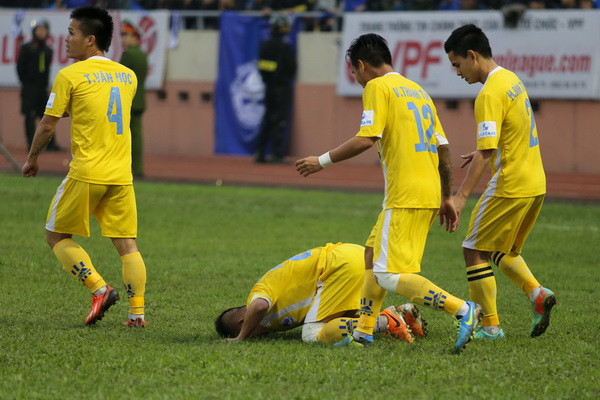 Chùm ảnh đại chiến vùng Đông Bắc ở V-League vòng 8 ảnh 10