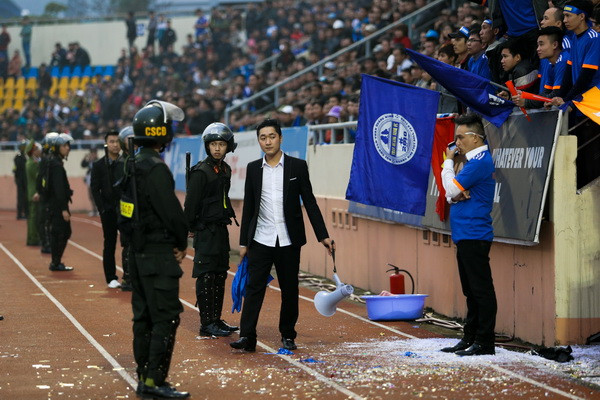 “Fan” nữ Quảng Ninh khóc nức nở vì đội nhà bại trận ảnh 11