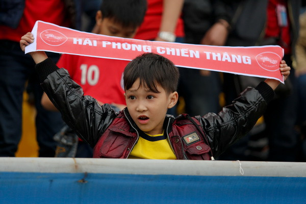 “Fan” nữ Quảng Ninh khóc nức nở vì đội nhà bại trận ảnh 7