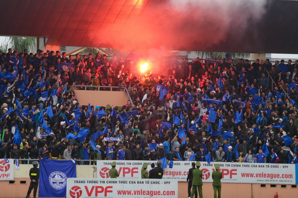 “Fan” nữ Quảng Ninh khóc nức nở vì đội nhà bại trận ảnh 5