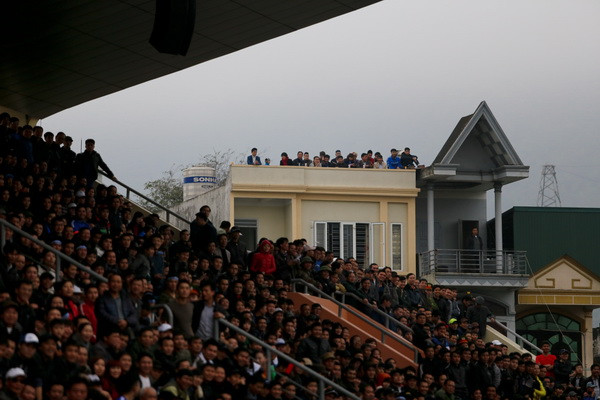 “Fan” nữ Quảng Ninh khóc nức nở vì đội nhà bại trận ảnh 3