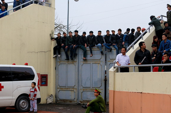 “Fan” nữ Quảng Ninh khóc nức nở vì đội nhà bại trận ảnh 4