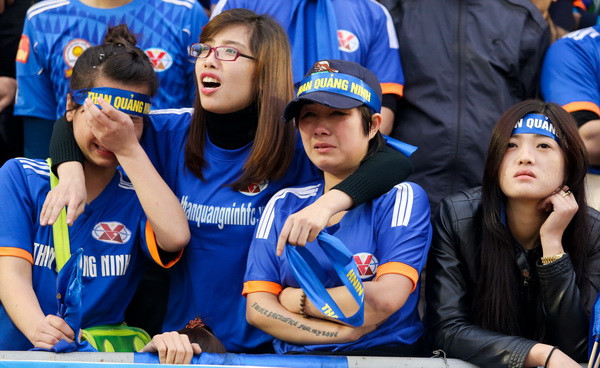 “Fan” nữ Quảng Ninh khóc nức nở vì đội nhà bại trận ảnh 12