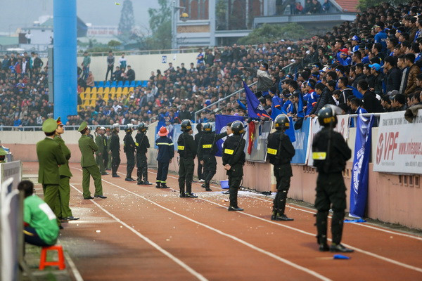 “Fan” nữ Quảng Ninh khóc nức nở vì đội nhà bại trận ảnh 9
