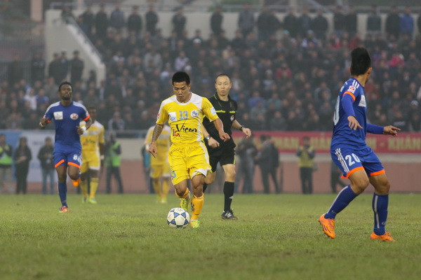 Trọng tài biên căng cờ việt vị, trọng tài chính im lặng ảnh 1