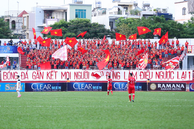 Cổ động viên dầm mưa gửi thông điệp xúc động tới bóng đá Việt Nam ảnh 2