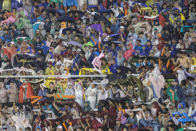 Cổ động viên dầm mưa gửi thông điệp xúc động tới bóng đá Việt Nam ảnh 6