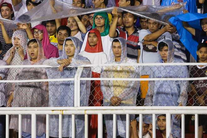 Cổ động viên dầm mưa gửi thông điệp xúc động tới bóng đá Việt Nam ảnh 7