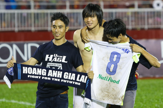 Cổ động viên dầm mưa gửi thông điệp xúc động tới bóng đá Việt Nam ảnh 10