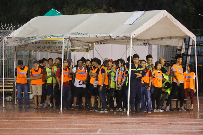 Cổ động viên dầm mưa gửi thông điệp xúc động tới bóng đá Việt Nam ảnh 8