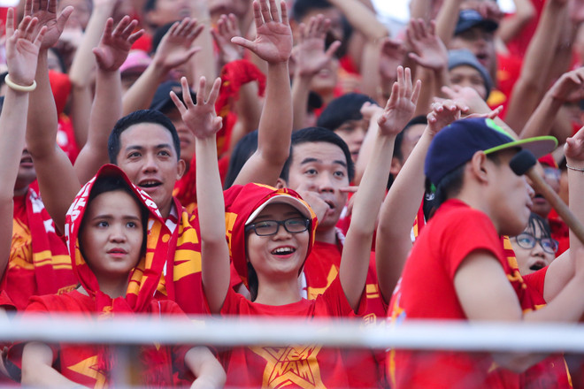 Cổ động viên dầm mưa gửi thông điệp xúc động tới bóng đá Việt Nam ảnh 3