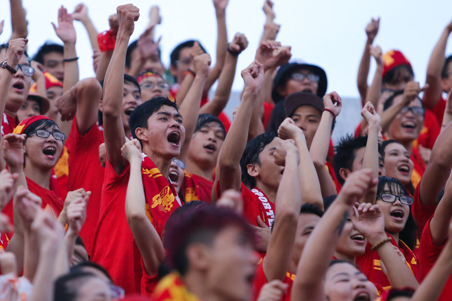 Cổ động viên dầm mưa gửi thông điệp xúc động tới bóng đá Việt Nam ảnh 4