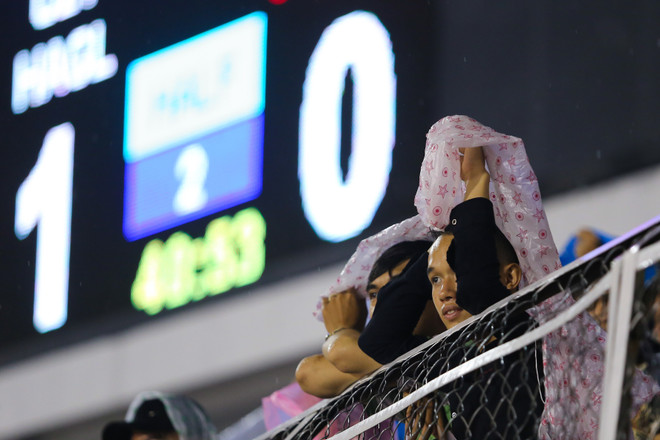 Cổ động viên dầm mưa gửi thông điệp xúc động tới bóng đá Việt Nam ảnh 1