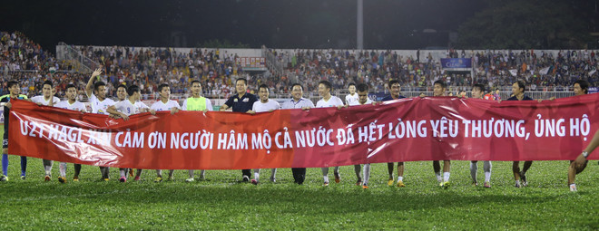 Cổ động viên dầm mưa gửi thông điệp xúc động tới bóng đá Việt Nam ảnh 9