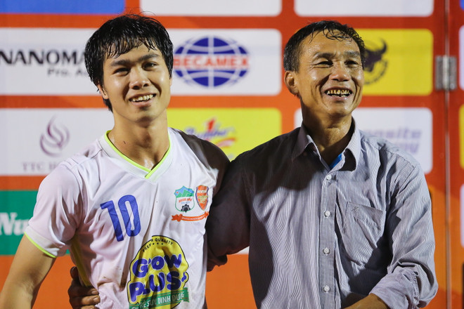 [Photo] Xúc động Công Phượng dâng bàn thắng dành tặng cha già ảnh 8